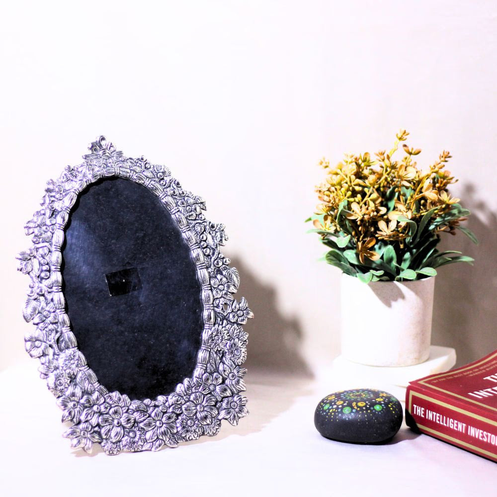 Metal Oval Photo Frame — Handcrafted Decorative Picture Frame