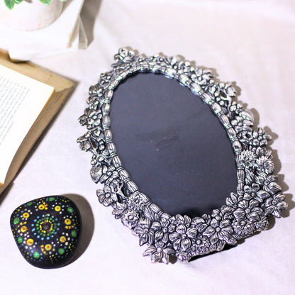 Metal Oval Photo Frame — Handcrafted Decorative Picture Frame