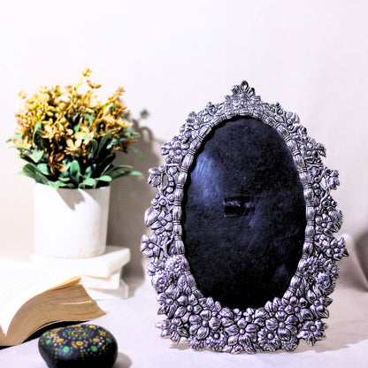 Metal Oval Photo Frame — Handcrafted Decorative Picture Frame