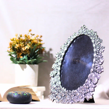 Metal Oval Photo Frame — Handcrafted Decorative Picture Frame