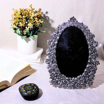 Metal Oval Photo Frame — Handcrafted Decorative Picture Frame
